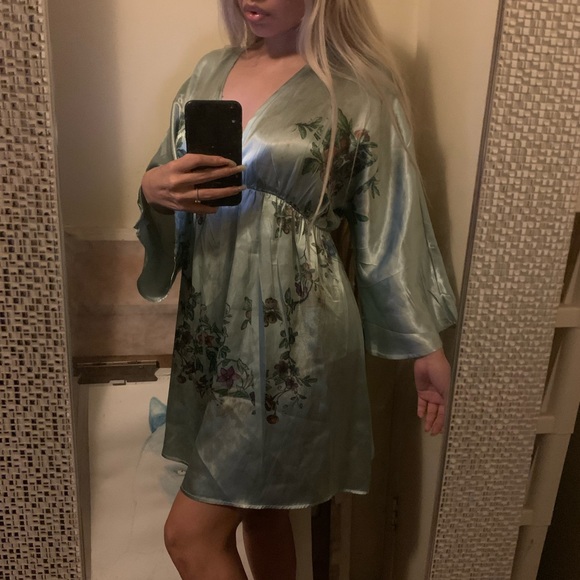 Forever 21 Dresses & Skirts - Forever 21 Satin Kimono Dress💚